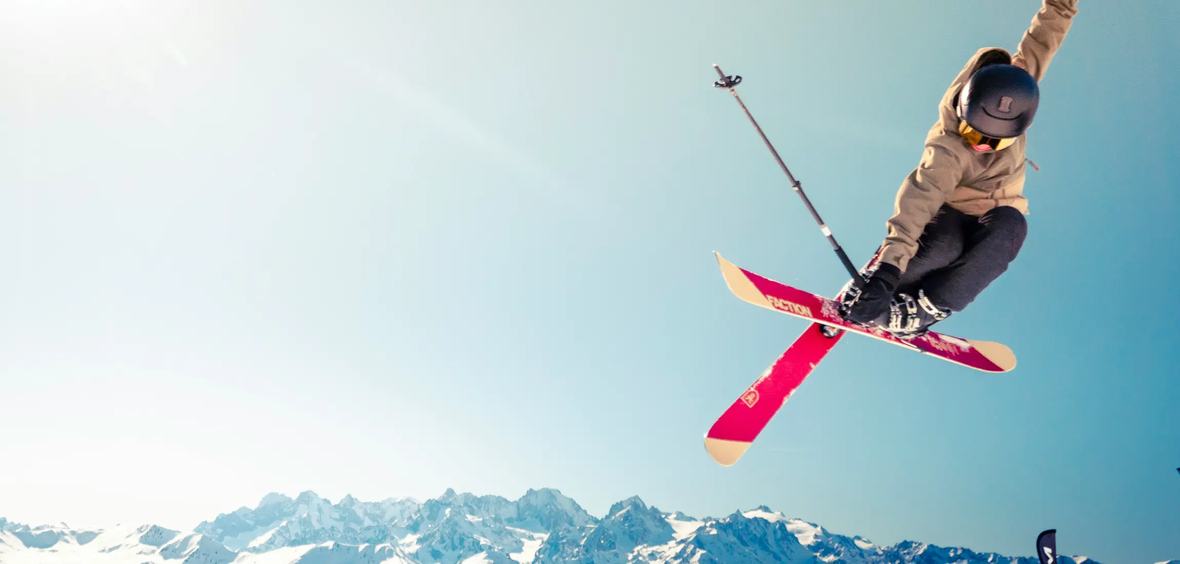 Snowboarder in de lucht in Oostenrijk